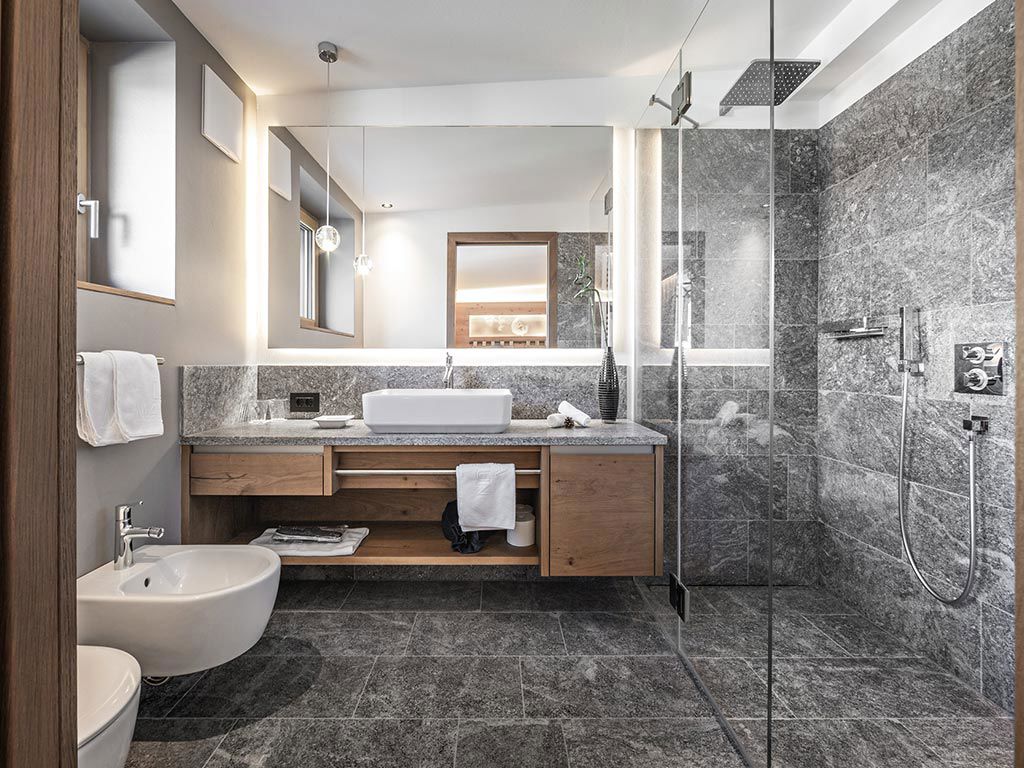Hotel La Majun, La Villa - large bathroom with large double shower